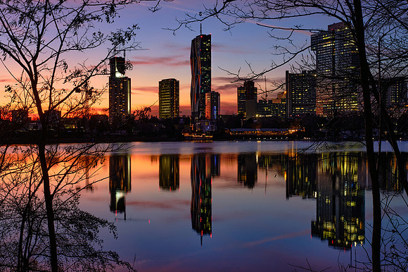 Blick über die Donau auf die Donaucity im Abendrot