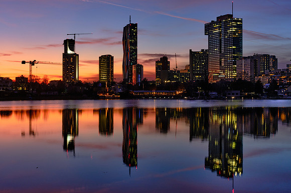 Blick über die Donau auf die Donaucity im Abendrot