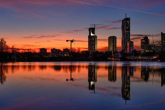 Blick über die Donau auf die Donaucity im Abendrot