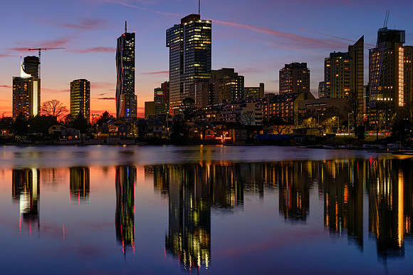 Blick über die Donau auf die Donaucity im Abendrot