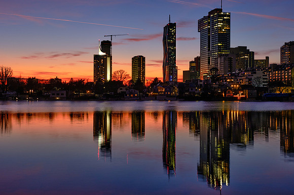 Blick über die Donau auf die Donaucity im Abendrot