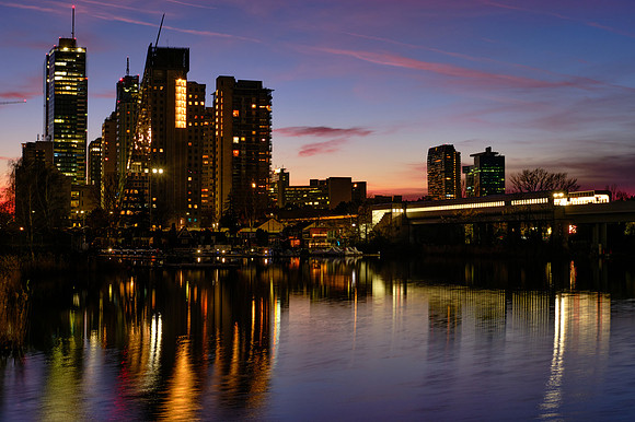 Blick über die Donau auf die Donaucity im Abendrot