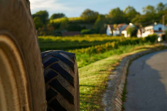 Traktor steht in der Kellergasse