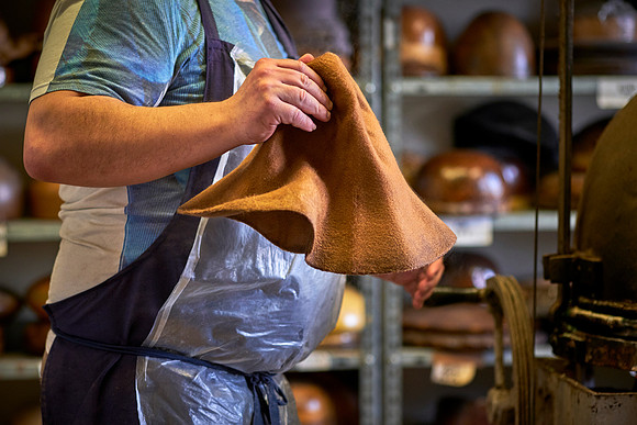 Mühlbauer Hut & Mode, Hut wird erwärmt