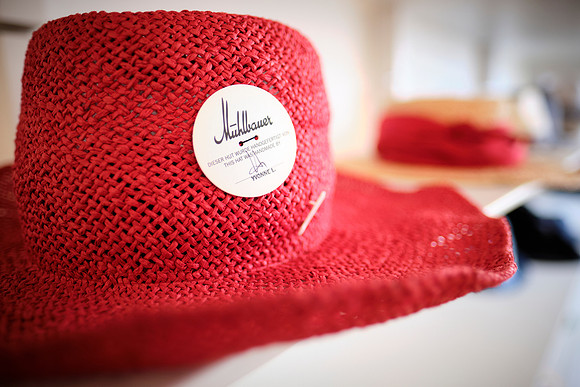 Mühlbauer Hut & Mode, roter Hut mit Logo
