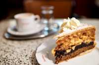 Cafe Frauenhuber, Haustorte mit Schlagsahne und Melange