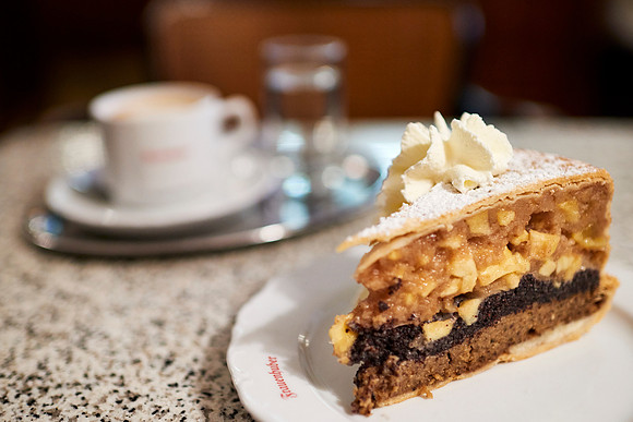 Cafe Frauenhuber, Haustorte mit Schlagsahne und Melange