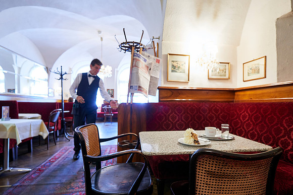 Cafe Frauenhuber, Haustorte mit Schlagsahne und Melange