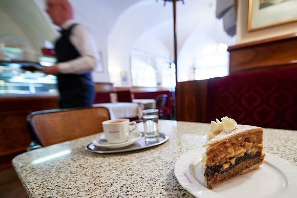 Cafe Frauenhuber, Haustorte mit Schlagsahne und Melange