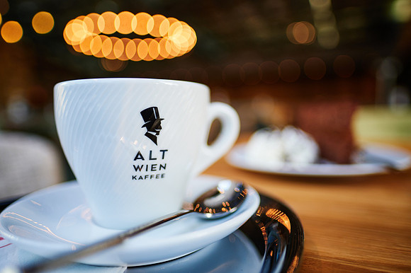 Luftburg Kolarik, eine Tasse Melange auf dem Tisch stehend