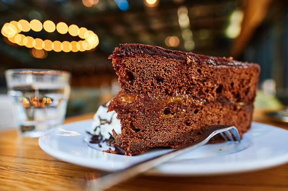 Luftburg Kolarik, eine Sachertorte mit Schlagobers