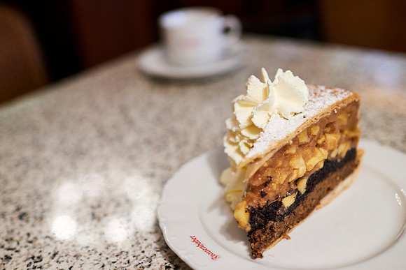 Cafe Frauenhuber, Haustorte mit Schlagsahne und Melange